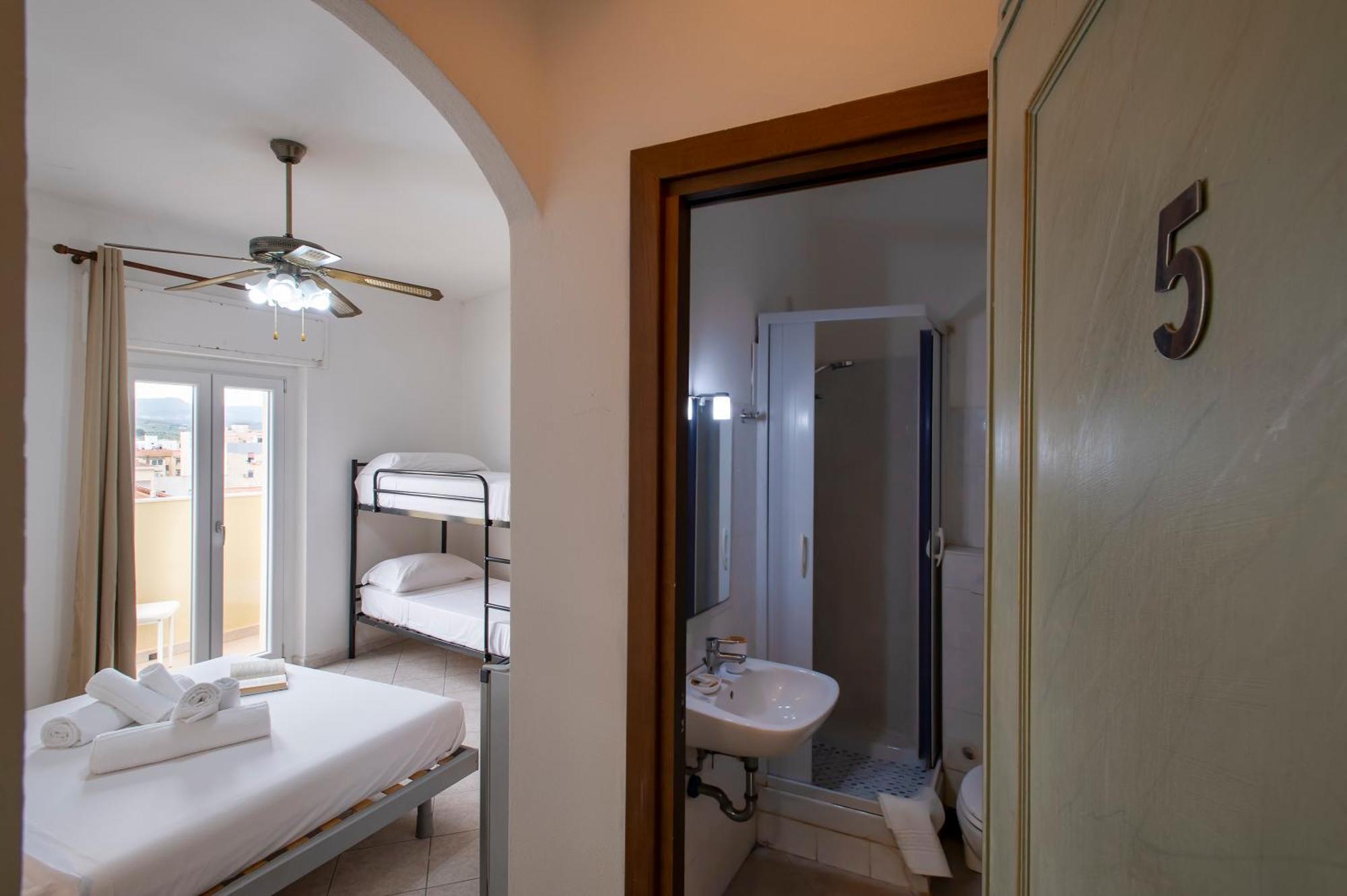 Oasis Guest House อาลเกโร ภายนอก รูปภาพ